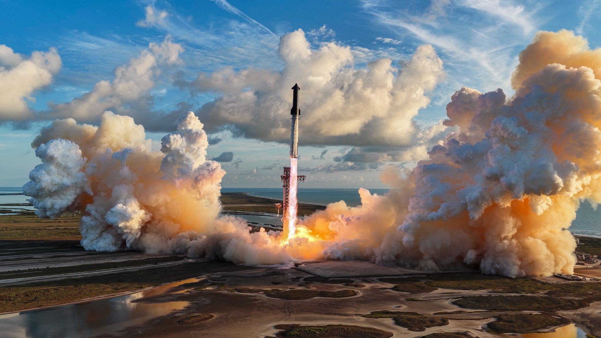 Starship decolando de Starbase no voo 14 em meio a enormes nuvens de exaustão