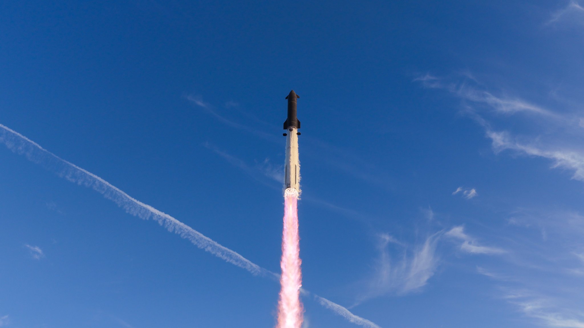 Starship subindo em um céu azul limpo